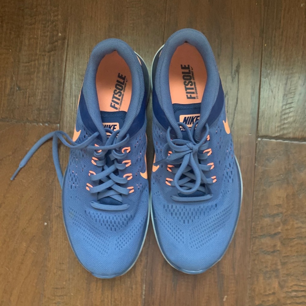 “Joanie” Fitsole by Nike, athletic shoe, Sz 9